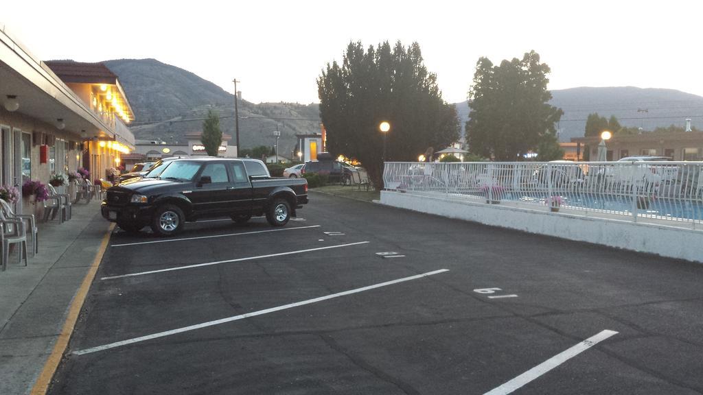 Swiss Sunset Inn Penticton Bagian luar foto