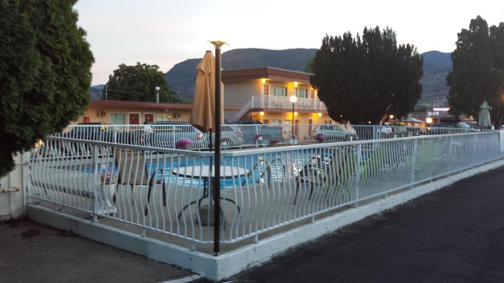 Swiss Sunset Inn Penticton Bagian luar foto