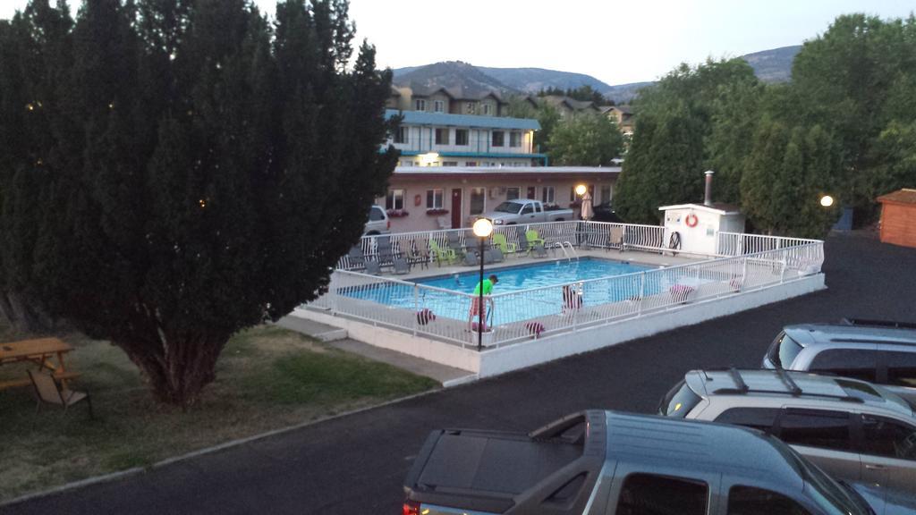 Swiss Sunset Inn Penticton Bagian luar foto