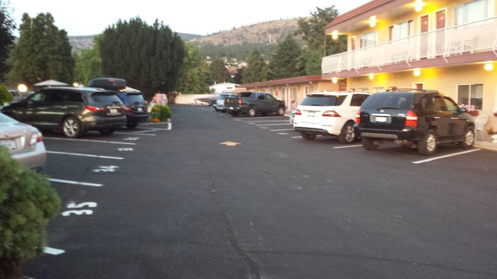 Swiss Sunset Inn Penticton Bagian luar foto