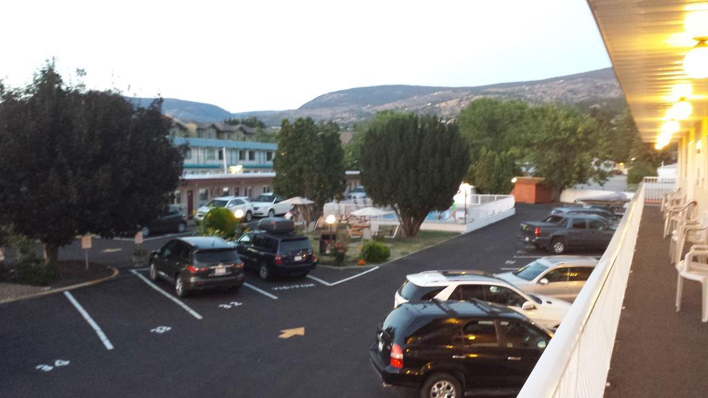 Swiss Sunset Inn Penticton Bagian luar foto