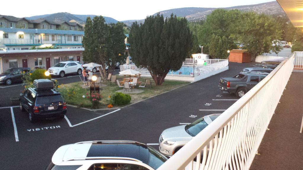 Swiss Sunset Inn Penticton Bagian luar foto