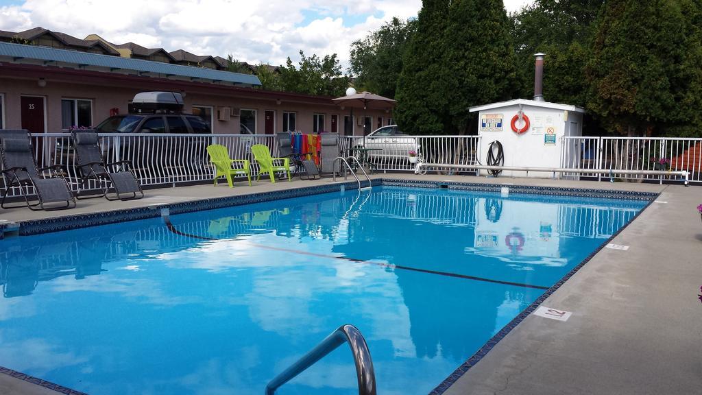 Swiss Sunset Inn Penticton Bagian luar foto