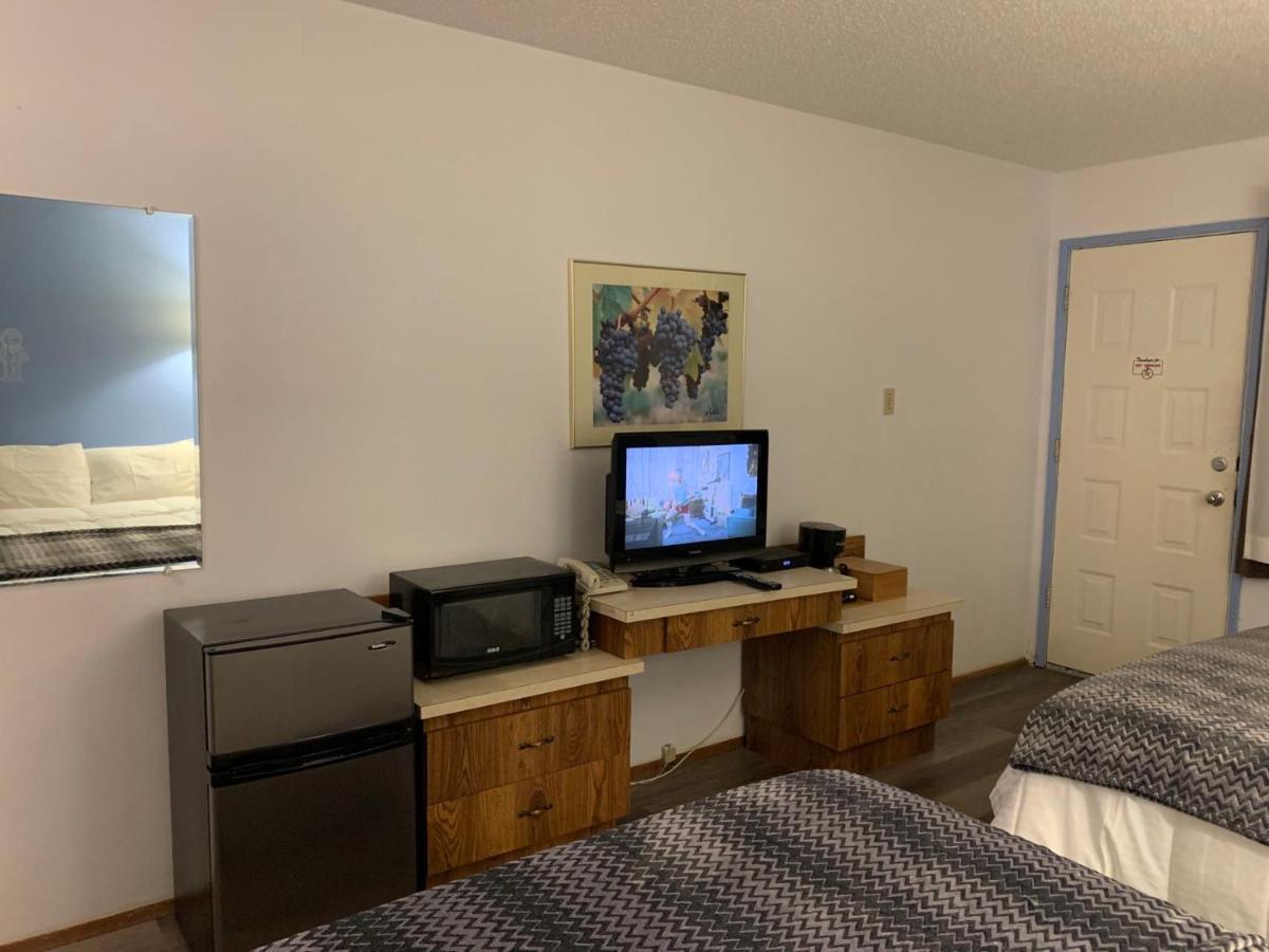 Swiss Sunset Inn Penticton Bagian luar foto