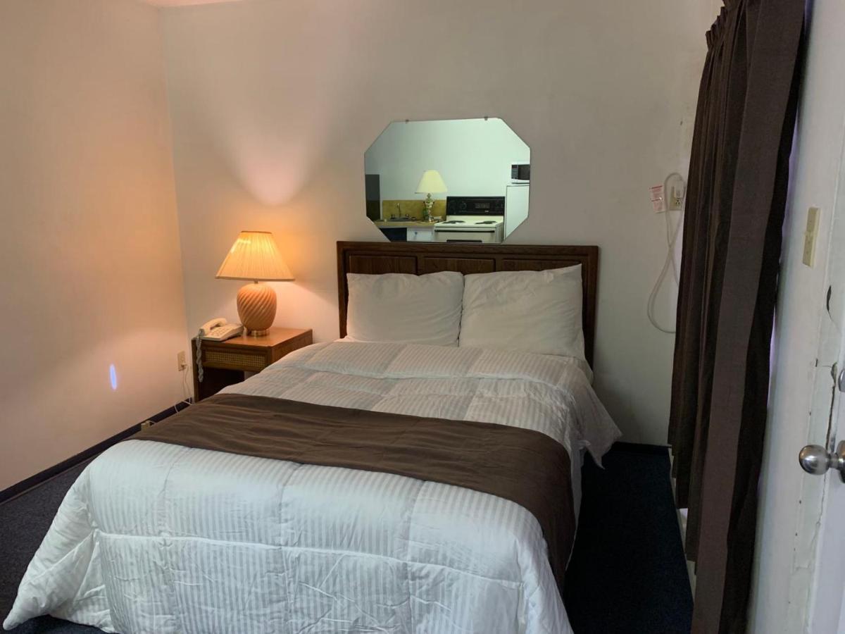Swiss Sunset Inn Penticton Bagian luar foto
