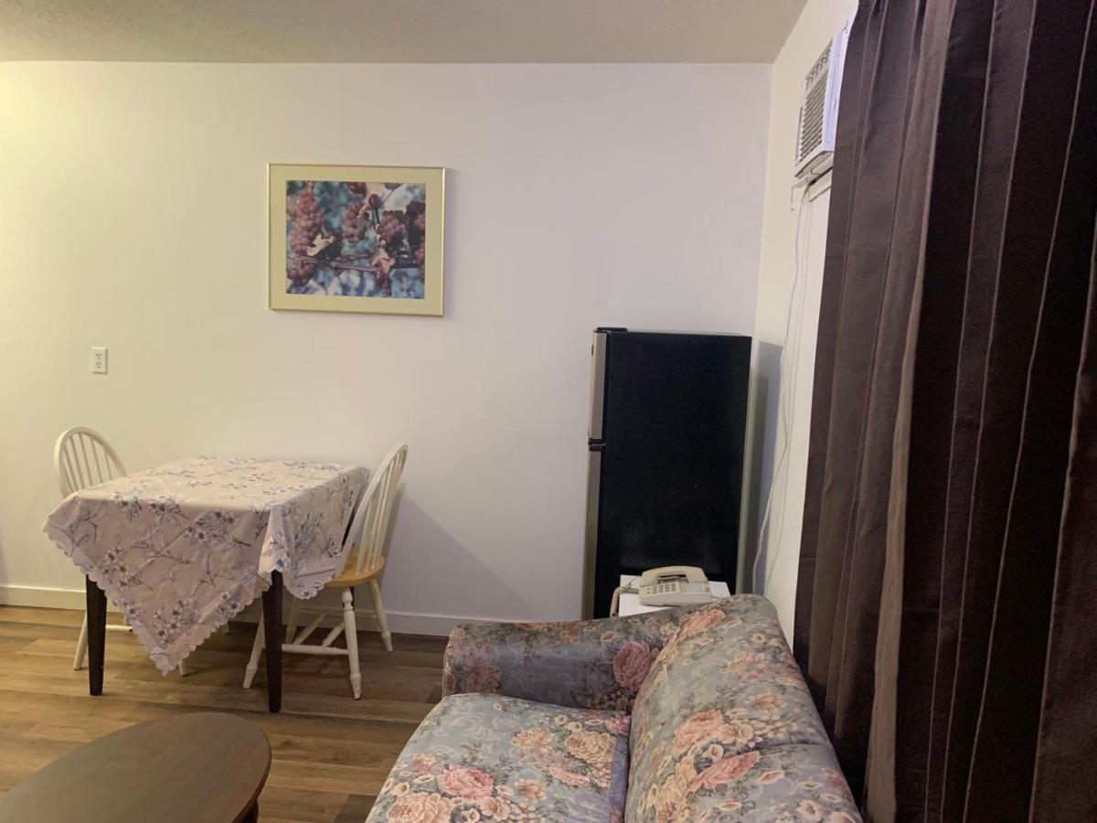 Swiss Sunset Inn Penticton Bagian luar foto