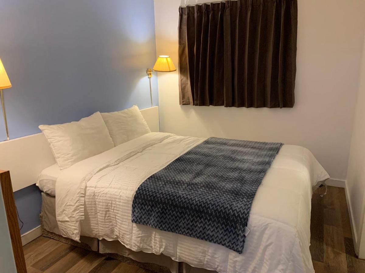 Swiss Sunset Inn Penticton Bagian luar foto