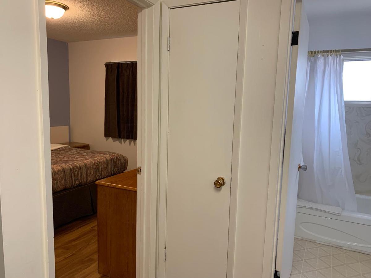 Swiss Sunset Inn Penticton Bagian luar foto