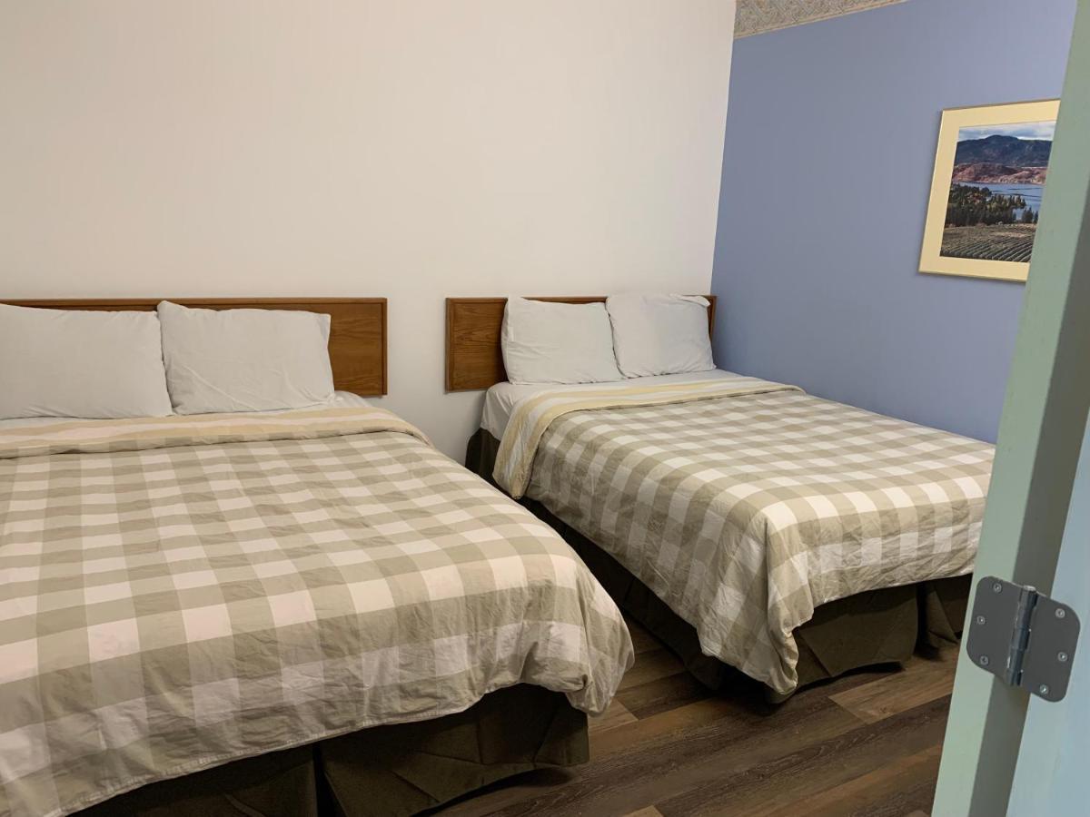 Swiss Sunset Inn Penticton Bagian luar foto