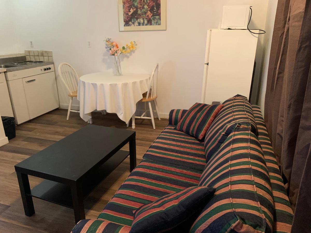 Swiss Sunset Inn Penticton Bagian luar foto