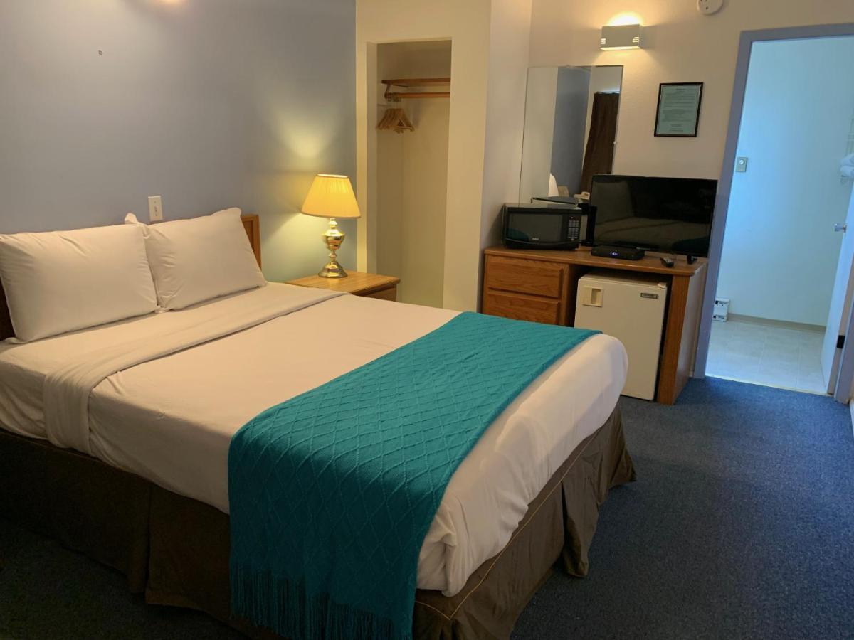 Swiss Sunset Inn Penticton Bagian luar foto