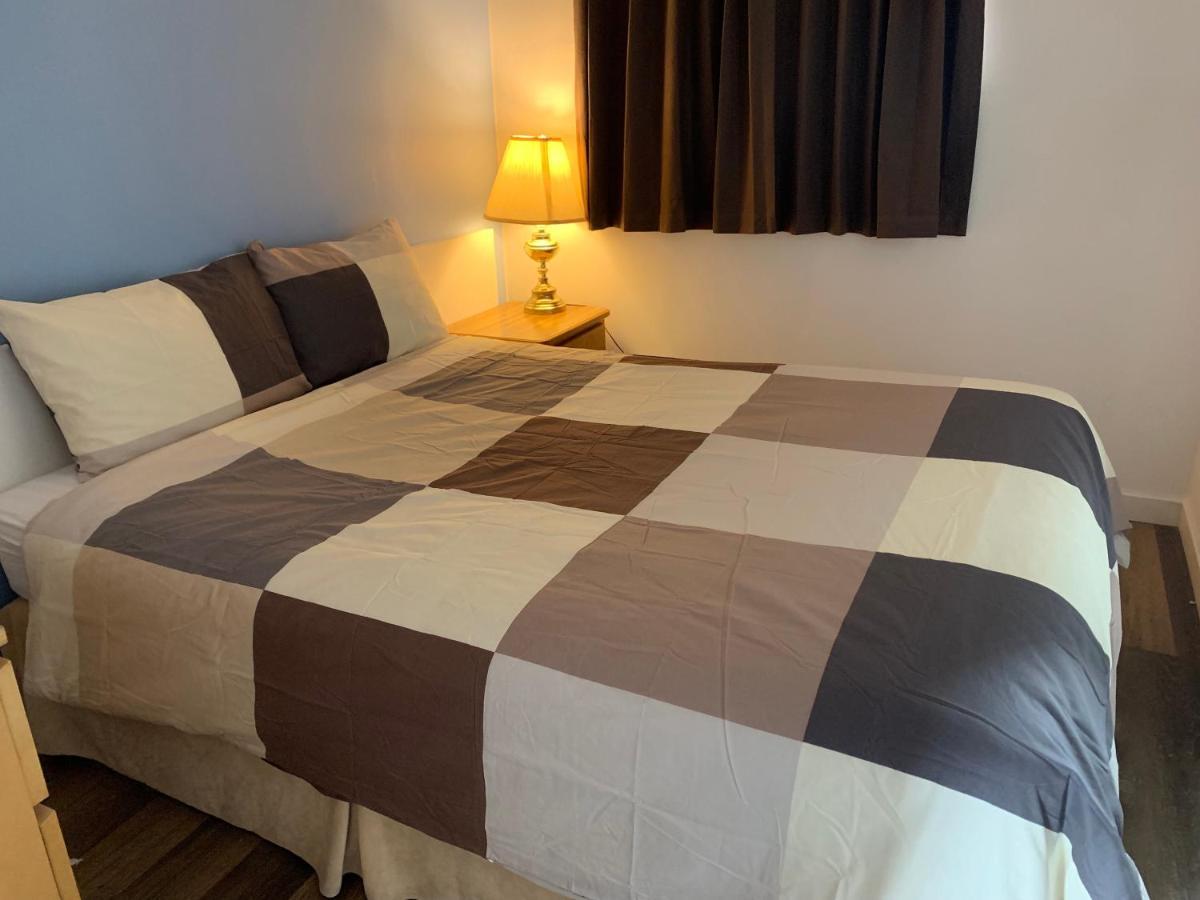 Swiss Sunset Inn Penticton Bagian luar foto