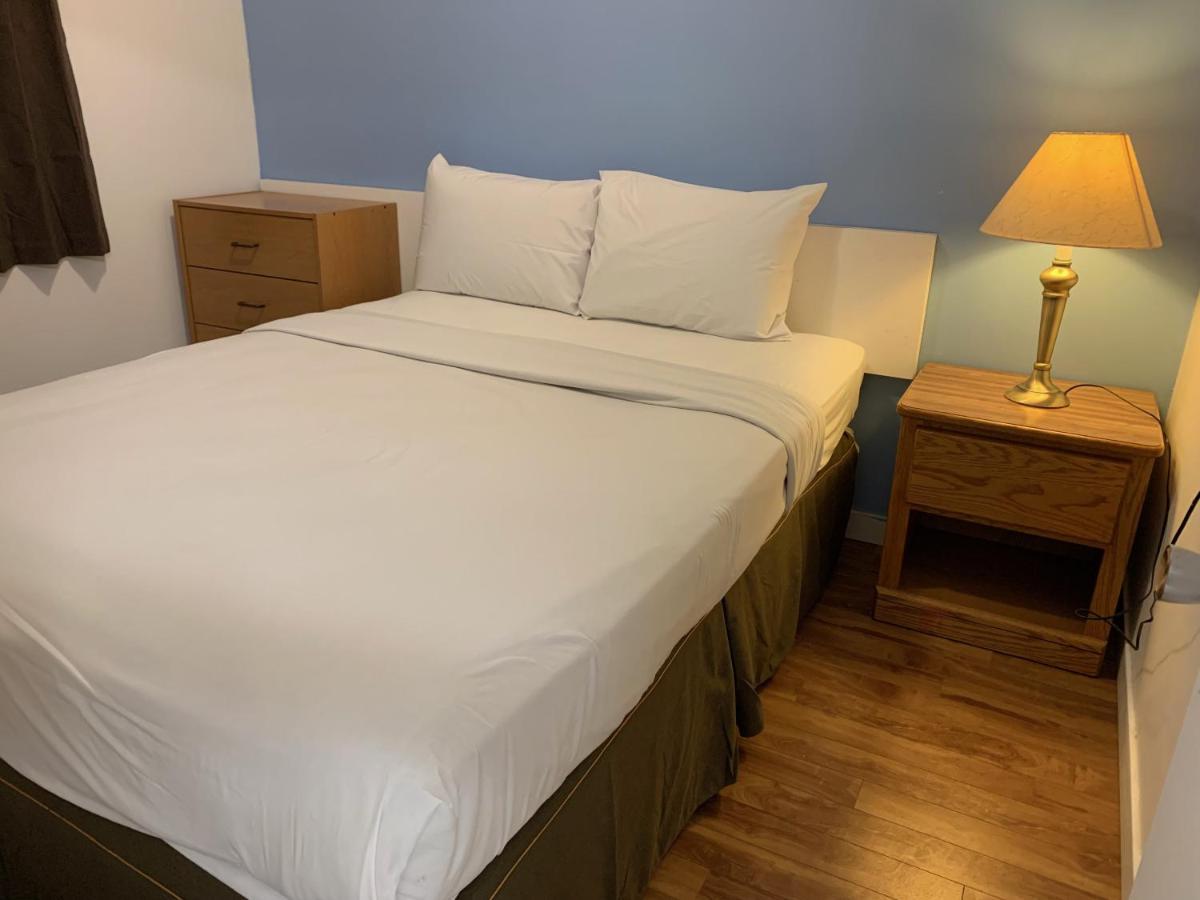 Swiss Sunset Inn Penticton Bagian luar foto