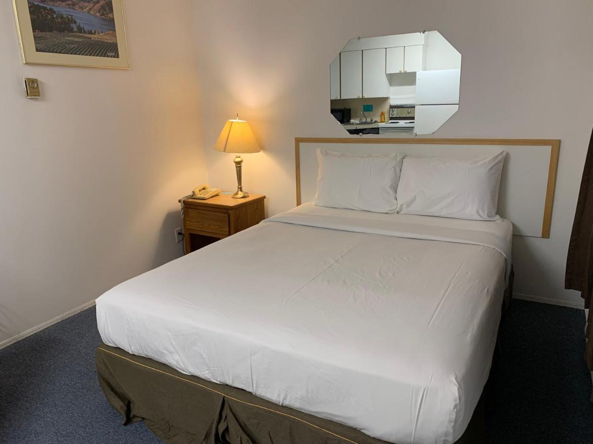 Swiss Sunset Inn Penticton Bagian luar foto