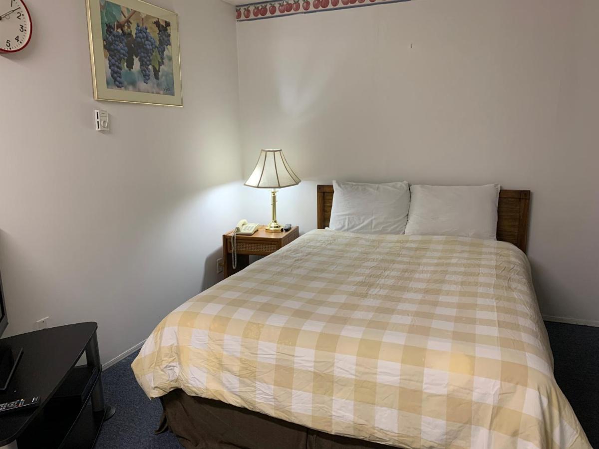 Swiss Sunset Inn Penticton Bagian luar foto