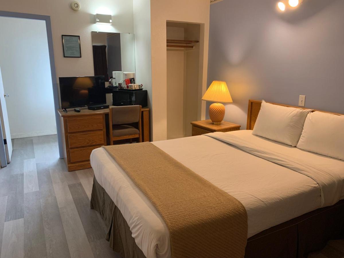 Swiss Sunset Inn Penticton Bagian luar foto