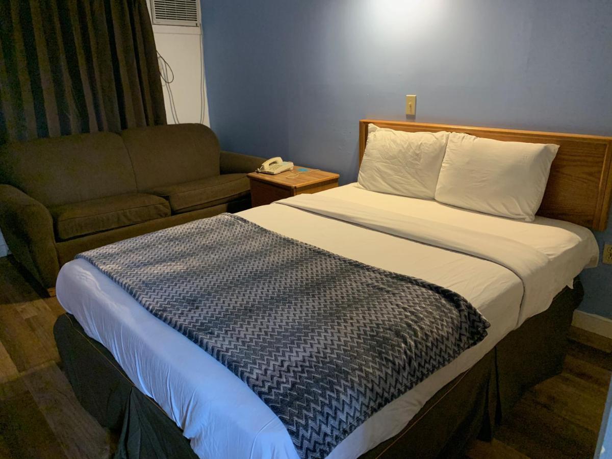 Swiss Sunset Inn Penticton Bagian luar foto