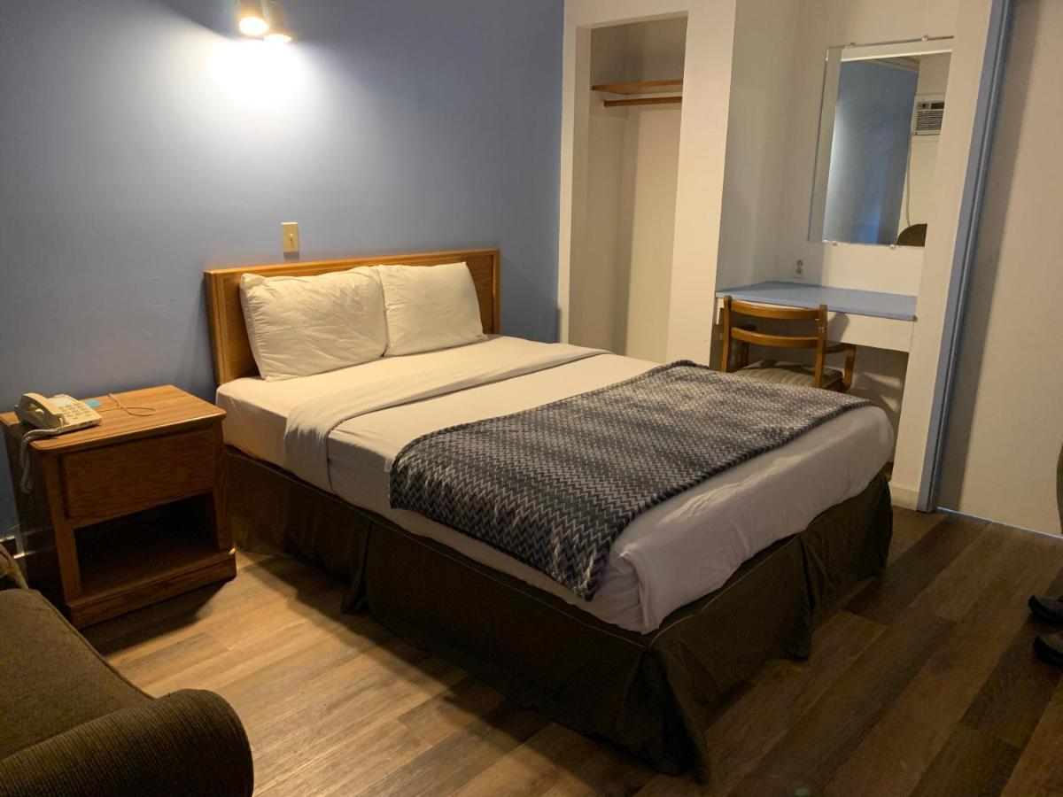 Swiss Sunset Inn Penticton Bagian luar foto