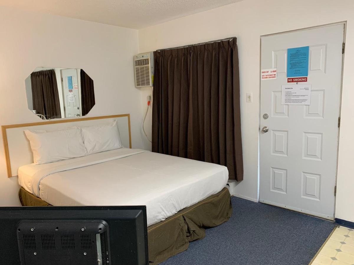 Swiss Sunset Inn Penticton Bagian luar foto