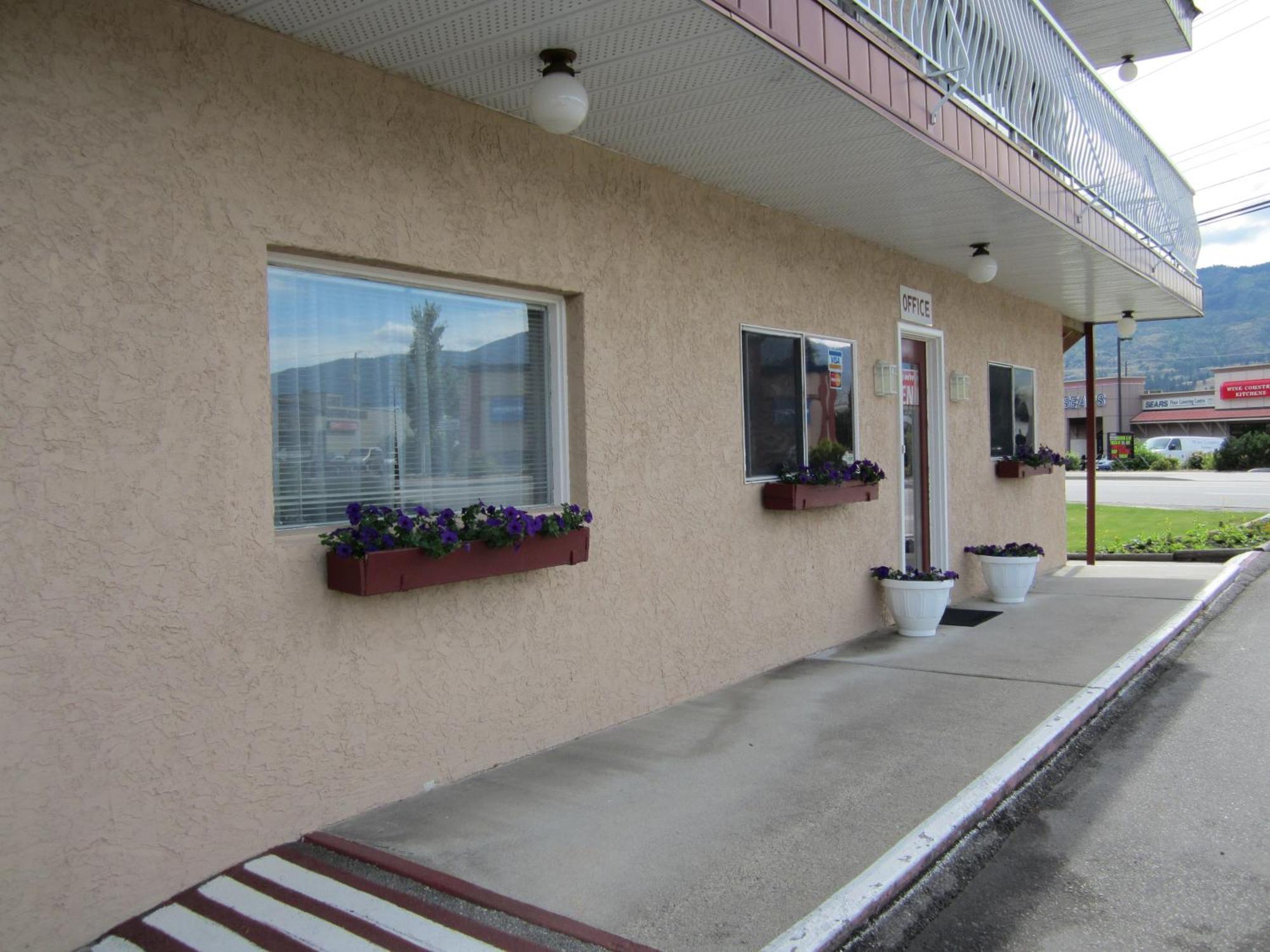 Swiss Sunset Inn Penticton Bagian luar foto