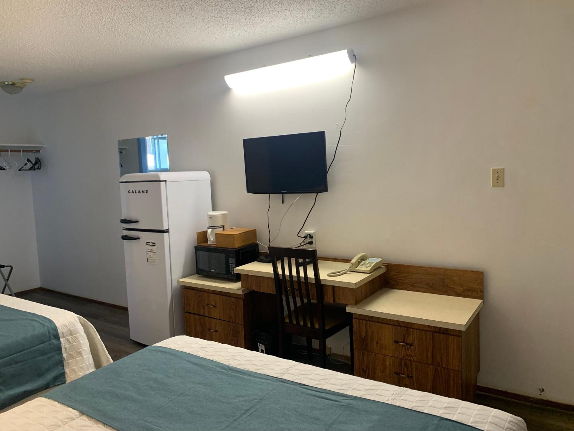 Swiss Sunset Inn Penticton Bagian luar foto