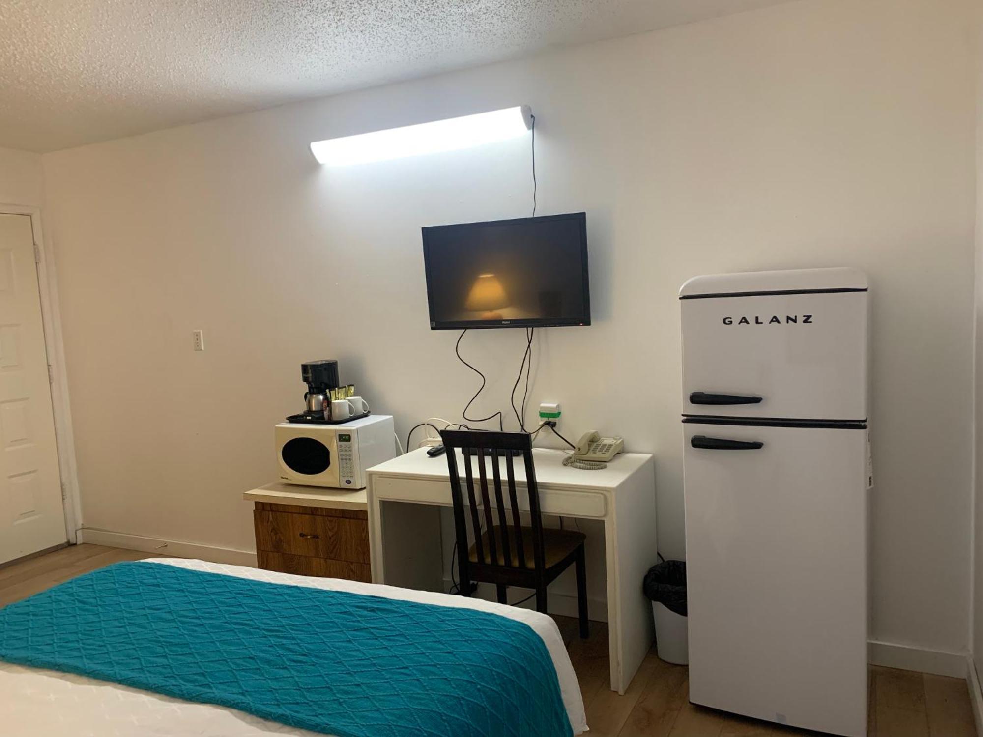 Swiss Sunset Inn Penticton Bagian luar foto