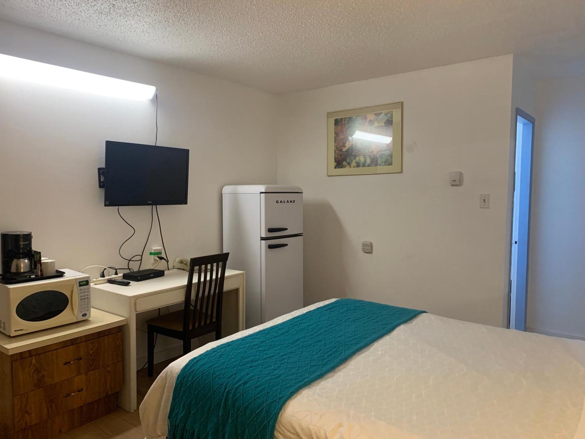 Swiss Sunset Inn Penticton Bagian luar foto