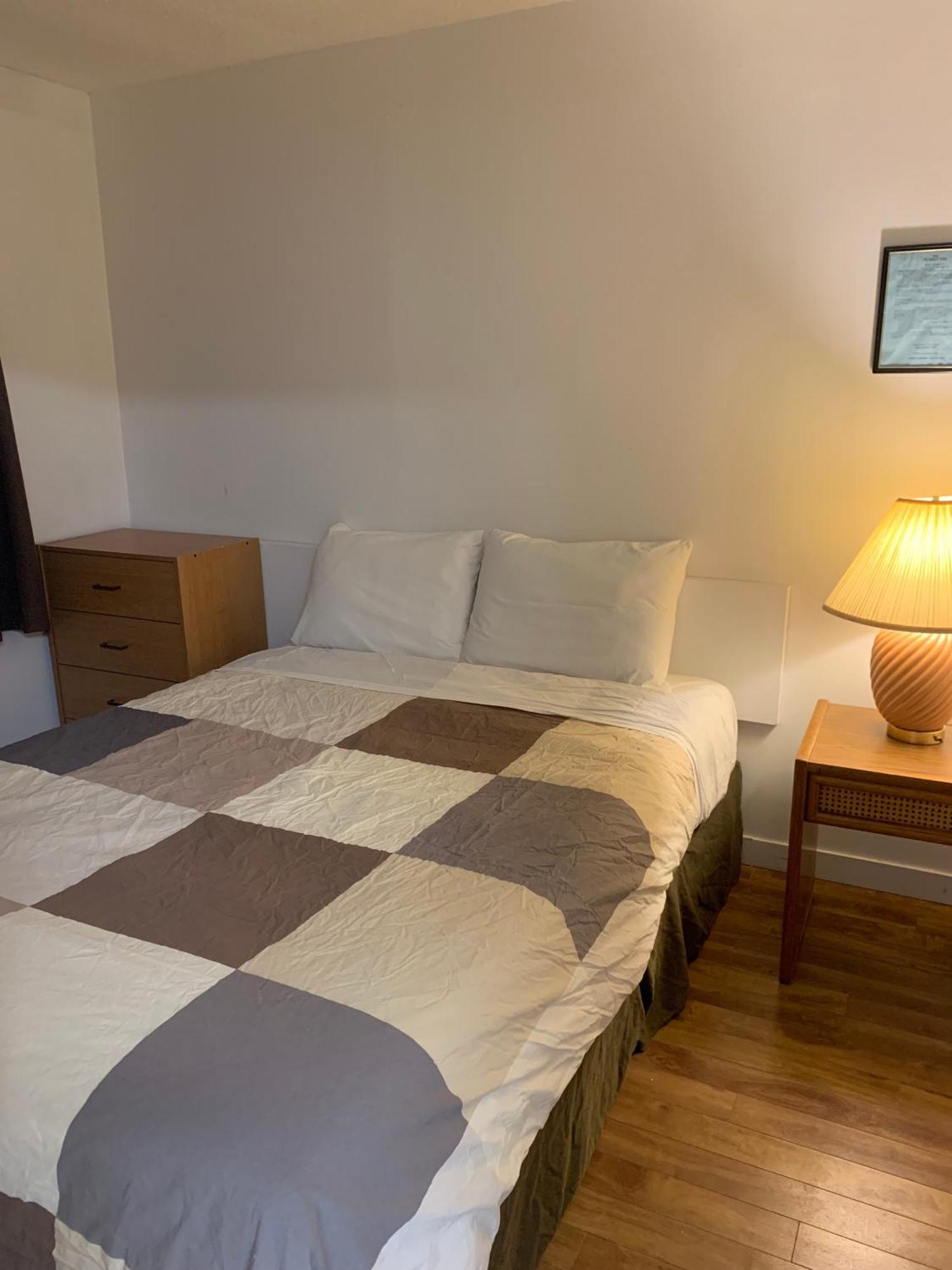 Swiss Sunset Inn Penticton Bagian luar foto