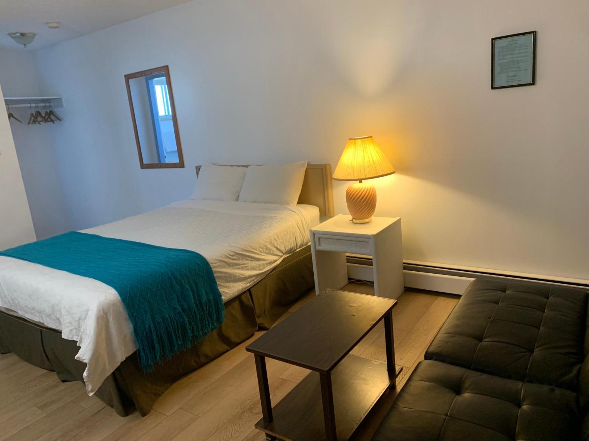 Swiss Sunset Inn Penticton Bagian luar foto