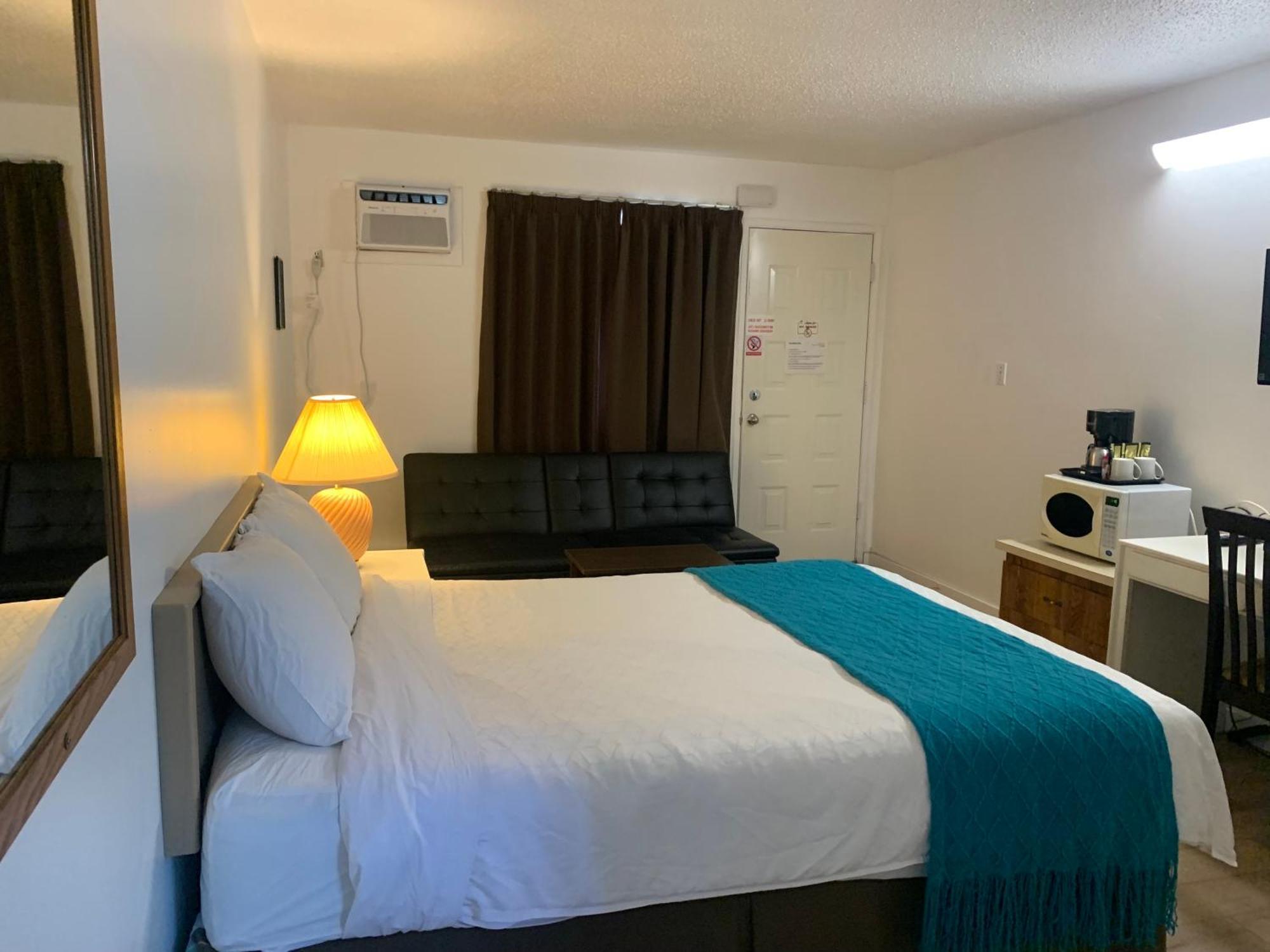 Swiss Sunset Inn Penticton Bagian luar foto
